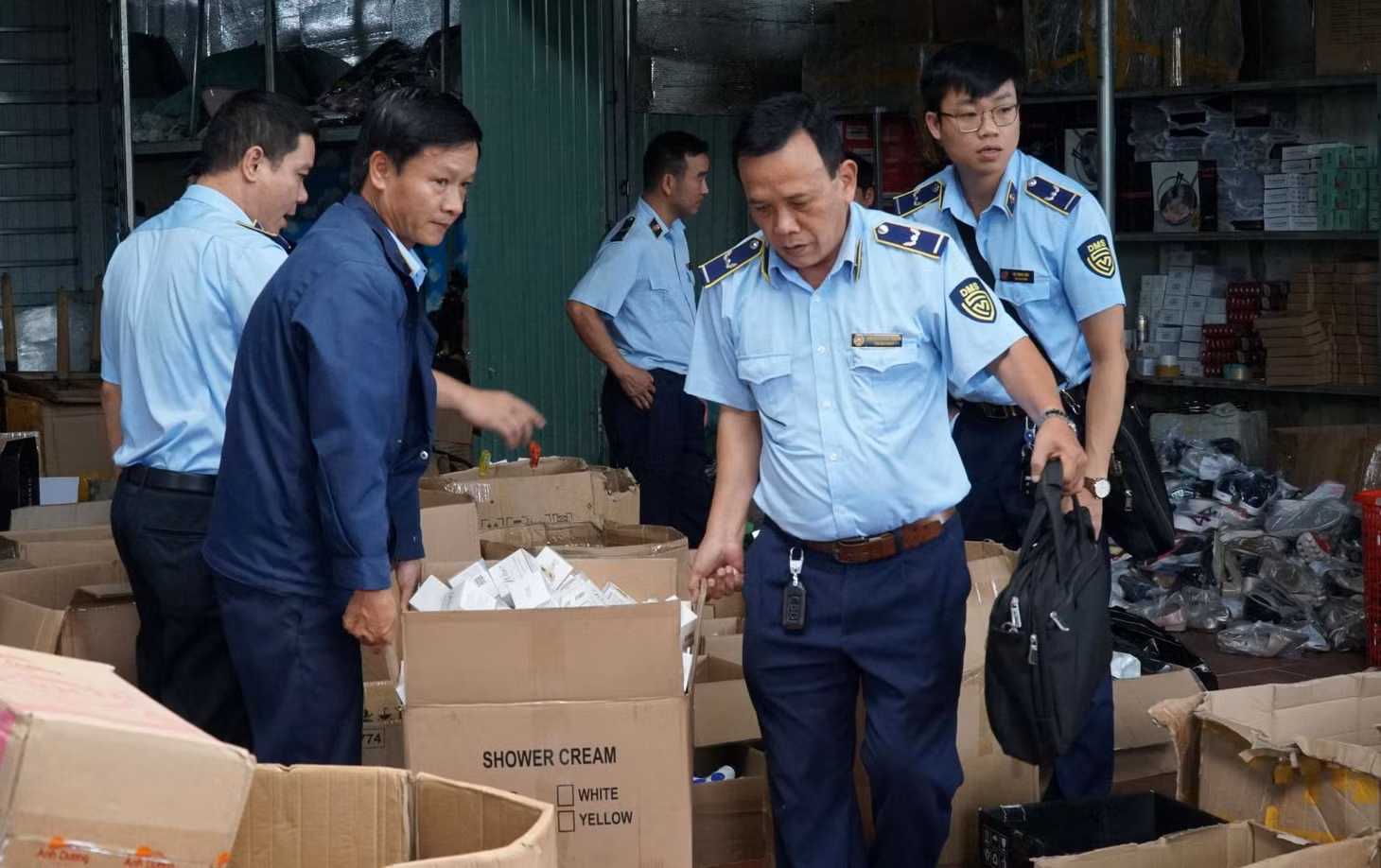 Gia Lai phát hiện cơ sở kinh doanh hàng giả, không rõ nguồn gốc trên mạng xã hội. Lực lượng Quản lý Thị trường tiến hành kiểm đếm, phân loại sản phẩm vi phạm để làm cơ sở xử lýtheo quy định. Ảnh: Hoài Nam/TTXVN