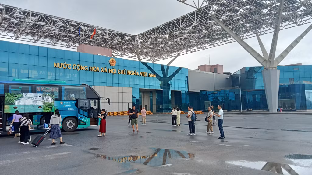 Du khách chụp ảnh lưu niệm tại lối thông quan cầu Bắc Luân II