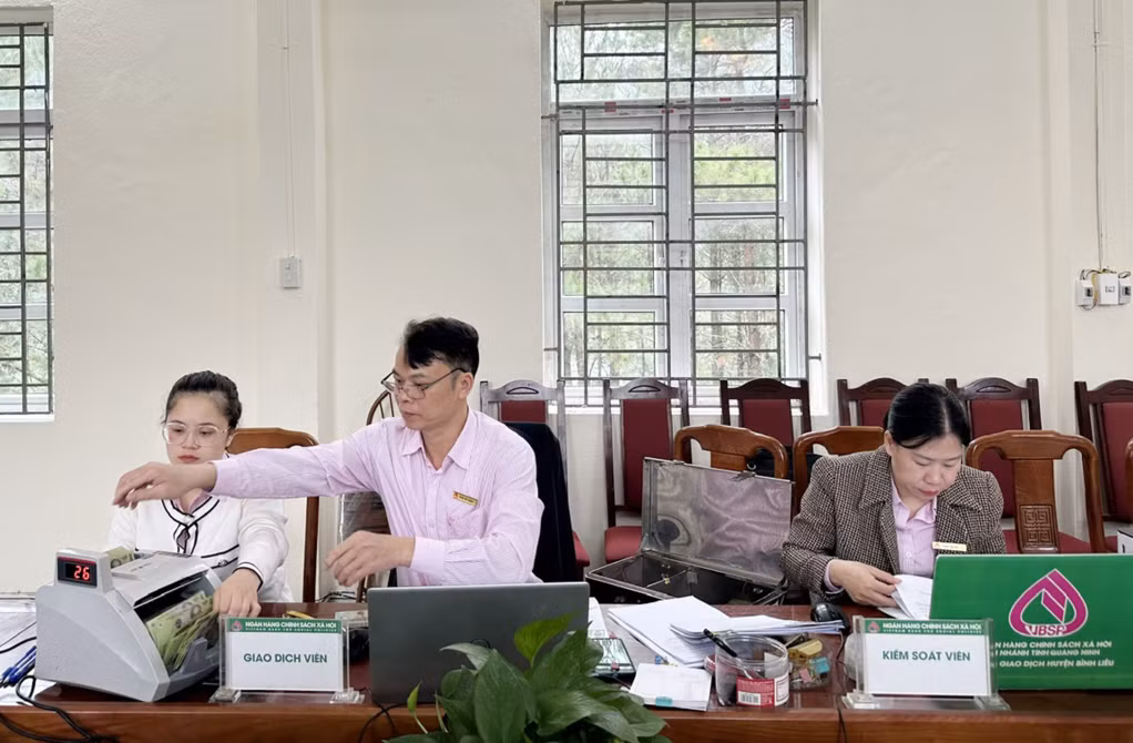 Ngân hàng CSXH huyện Bình Liêu giải ngân vốn vay tín dụng chính sách cho người dân.