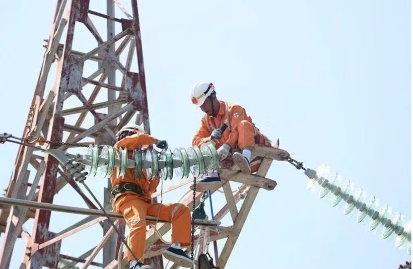 Sửa chữa, vận hành lưới điện, đảm bảo sẵn sàng cung ứng điện. (Ảnh: PV/Vietnam+)