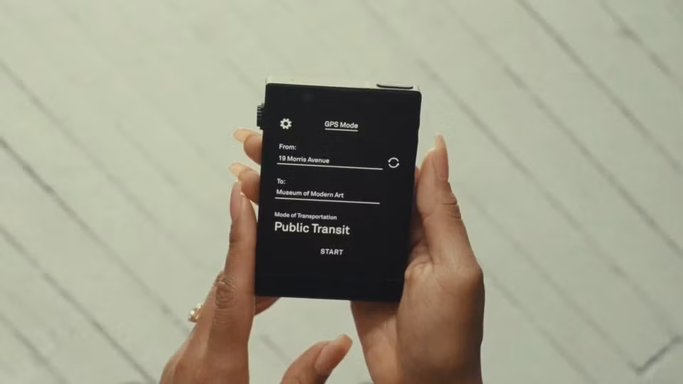 Không quá tối giản như điện thoại cơ bản, Light Phone III vẫn hỗ trợ một số tính năng thường dùng như nghe nhạc, podcast, xem lịch, bản đồ, phát Wi-Fi và ghi chú. Nhà sản xuất thậm chí tích hợp API kết nối Spotify và dịch vụ thanh toán trực tuyến.
