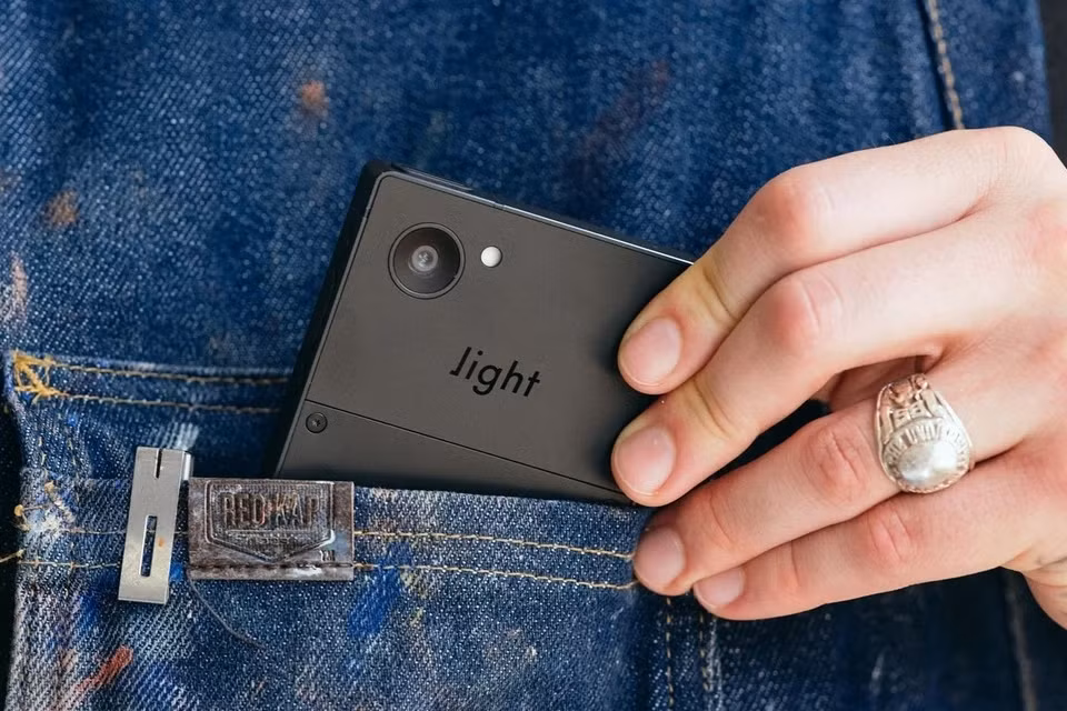 Người dùng quan tâm có thể đặt trước Light Phone III trên website nhà sản xuất với giá 400 USD, dự kiến nhận hàng từ tháng 1/2025. Theo tài liệu quảng cáo, giá bán chính thức của thiết bị là 800 USD, song Light kỳ vọng giảm giá bán nếu nhận nhiều đơn hàng.