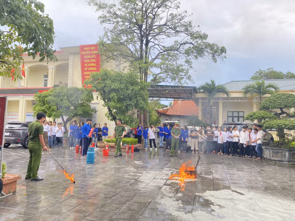 Đoàn Thanh niên xã Liên Hòa phối hợp với Công an xã, Đội cảnh sát PCCC Công an thị xã tuyên truyền PCCC&amp;CNCH cho đoàn viên, học sinh.