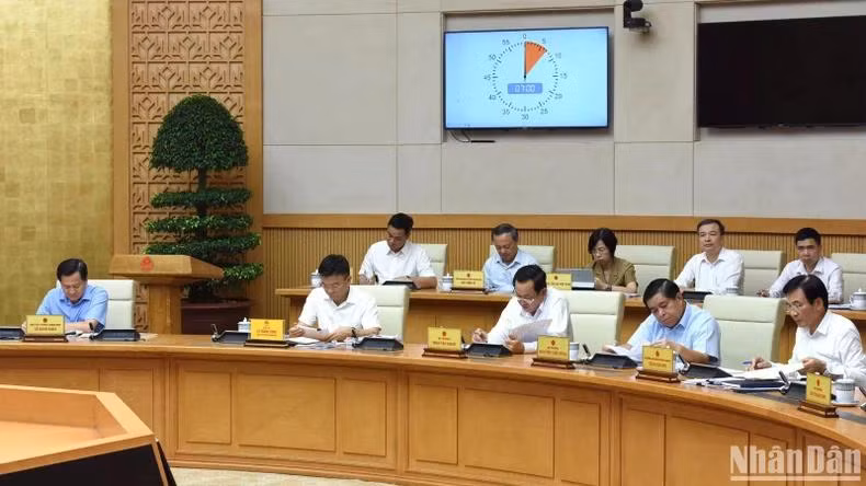 Lãnh đạo Chính phủ, các bộ, ngành tham dự phiên họp.