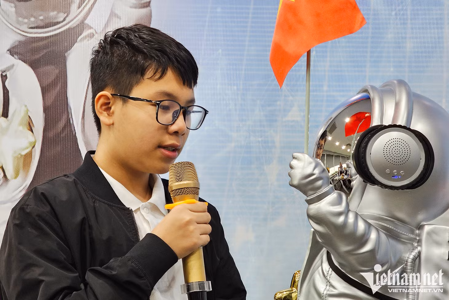 Trình diễn khả năng dạy học của robot Anan. Ảnh: Trọng Đạt