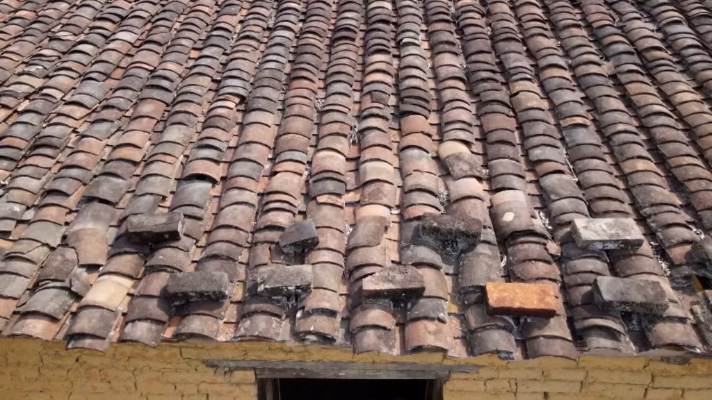 Kiến trúc độc đáo của những ngôi nhà trình tường là lợp mái ngói âm dương.