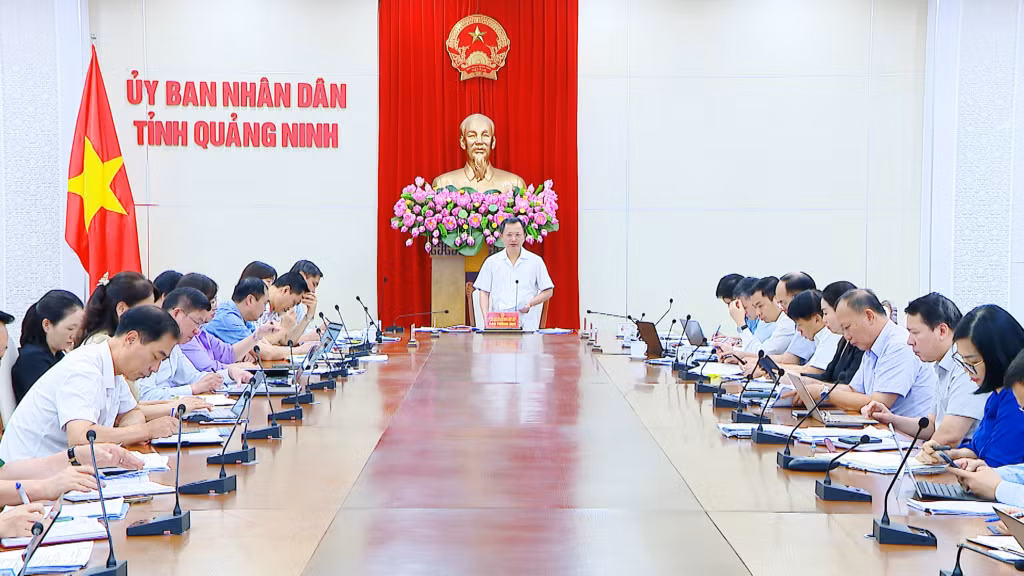 Đồng chí Cao Tường Huy, Bí thư Ban cán sự Đảng, Chủ tịch UBND tỉnh phát biểu tại cuộc họp