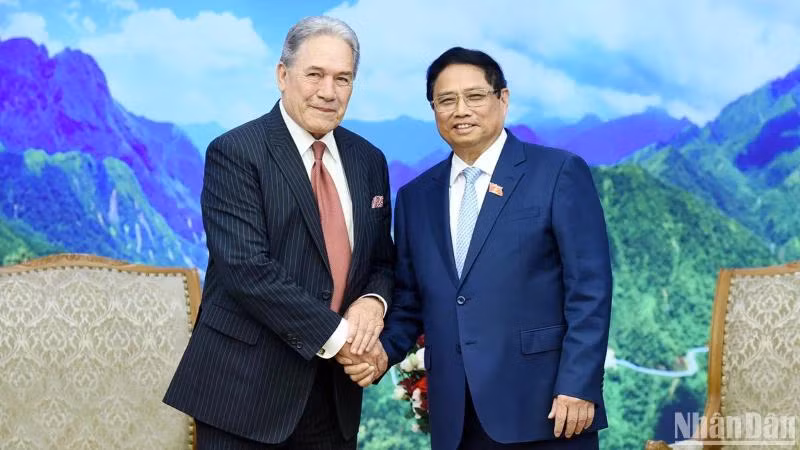 Thủ tướng Phạm Minh Chính và Phó Thủ tướng, Bộ trưởng Ngoại giao New Zealand Winston Peters. (Ảnh: TRẦN HẢI)