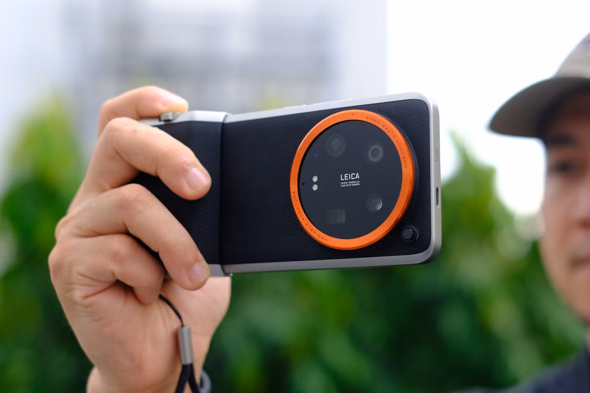 Xiaomi 14 Ultra đánh dấu lần đầu hãng Trung Quốc bán Ultra series, dòng smartphone cao cấp nhất của mình tại Việt Nam. Các thương hiệu Trung Quốc như Oppo, Vivo hay Realme gần như bỏ hẳn kế hoạch đem về các model cao cấp ở thị trường trong nước do không thể cạnh tranh với Apple, Samsung.