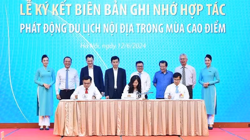 Lễ ký kết bản ghi nhớ hợp tác, phát động du lịch nội địa mùa cao điểm giữa Vietnam Airlines. thành phố Đà Nẵng và tỉnh Khánh Hòa. (Ảnh THỦY NGUYÊN)