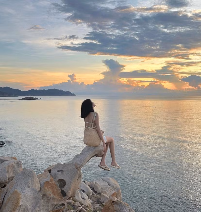 Vẻ hoang sơ, nguyên thủy của biển xanh, cát trắng, rừng núi và thiên nhiên Vĩnh Hy rất phù hợp với những khách du lịch ưa khám phá, thích sự yên bình, tĩnh lặng muốn “sạc năng lượng” sau những mệt mỏi, bộn bề, áp lực cuộc sống. Ảnh: Nguyễn Thu Thảo