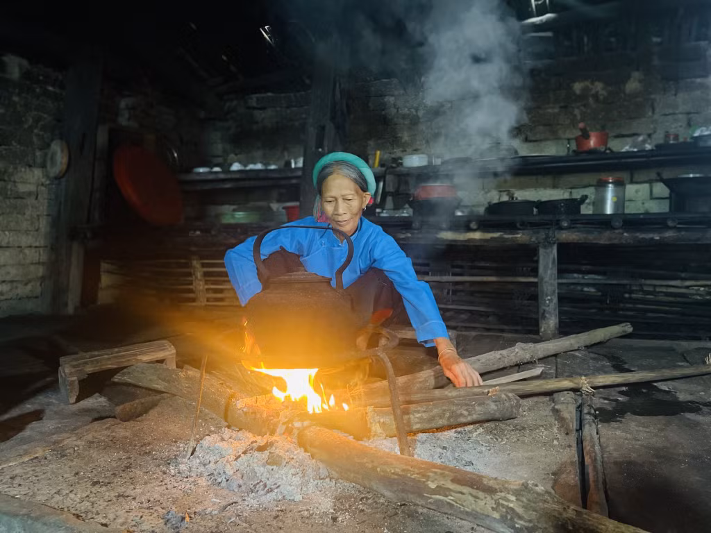 Bà Nình Móc Màu bên gian bếp được đặt ở vị trí trung tâm của ngôi nhà.