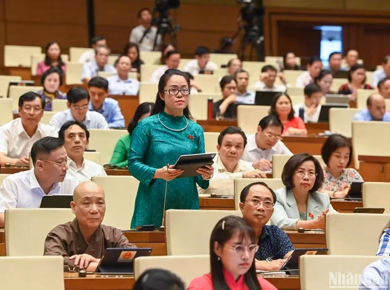 Đại biểu Dương Minh Ánh (đoàn Hà Nội) nêu câu hỏi chất vấn Bộ trưởng Công thương. (Ảnh: LINH NGUYÊN)
