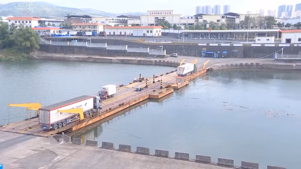 Hoạt động XNK hàng hóa tại lối mở Km 3 + 4 Hải Yên, Thành phố Móng Cái