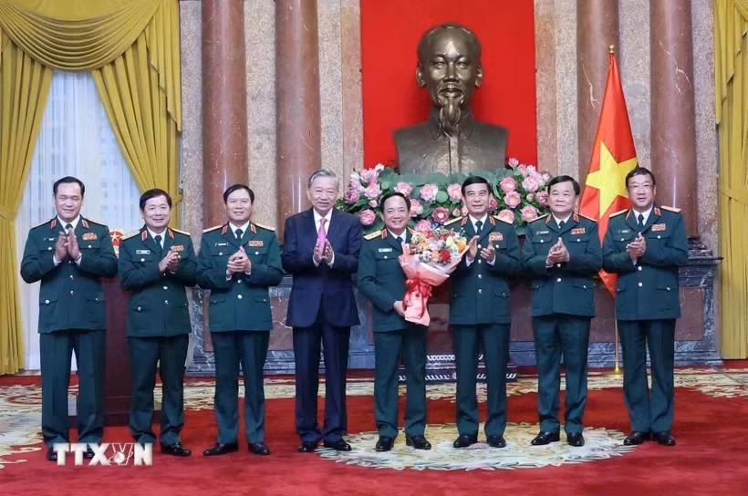 Chủ tịch nước Tô Lâm và các đồng chí trong Quân ủy Trung ương-Bộ Quốc phòng chúc mừng Thượng tướng Trịnh Văn Quyết. (Ảnh: Nhan Sáng/TTXVN)