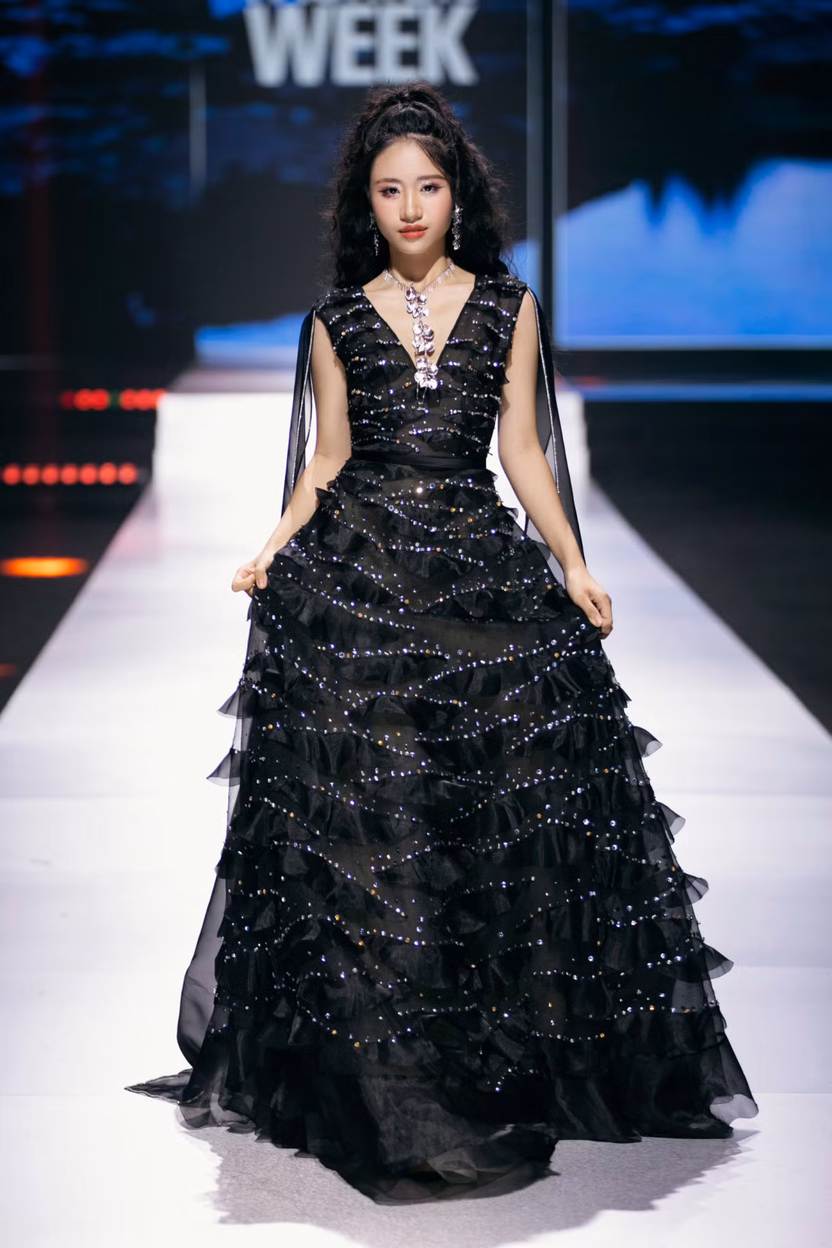 H'Hen Niê diễn trang phục thông điệp nữ quyền ảnh 7