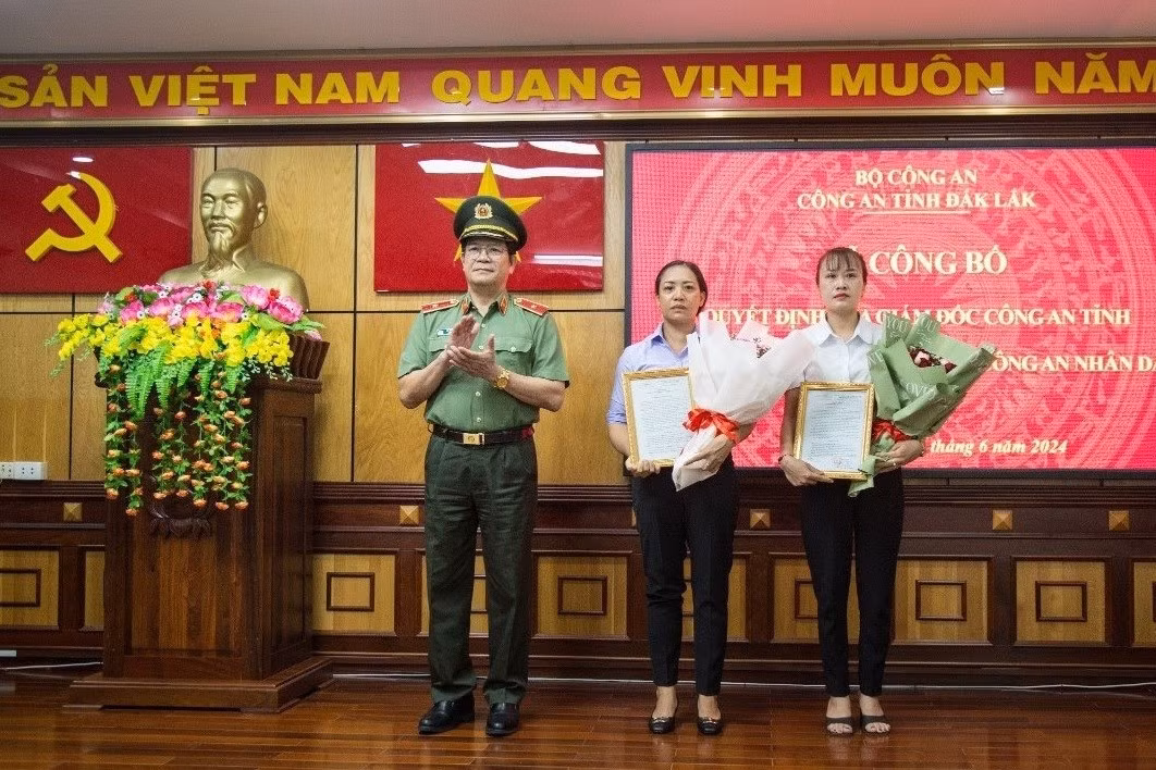 Chị Trần Thị Sen và chị Phạm Thị Như Phương nhận quyết định từ Giám đốc Công an tỉnh Đắk Lắk. Ảnh: SĐ
