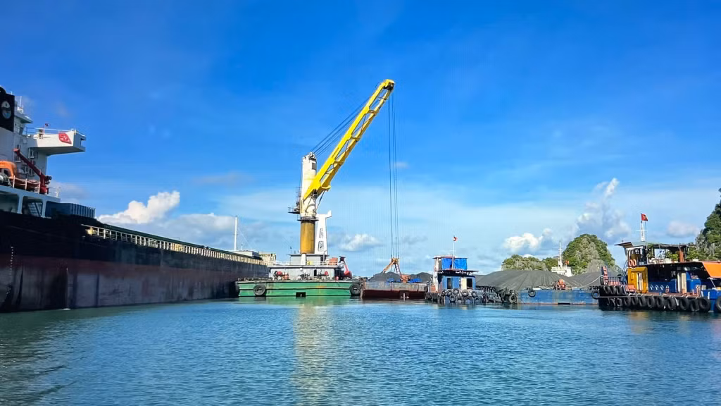Công ty Kho vận và cảng Cẩm Phả - Vinacomin bốc rót than tại khu vực chuyển tải Hòn Nét - Con Ong. Ảnh do Công ty cung cấp.