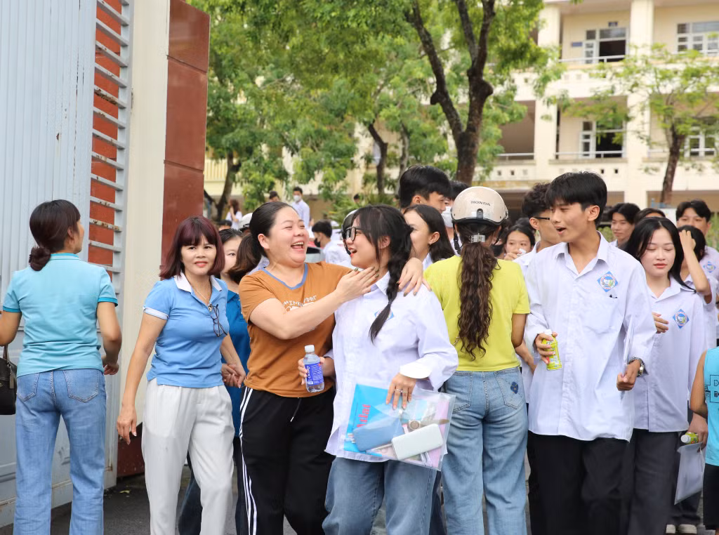 Cảm xúc vui mừng, phấn khởi của các bậc phụ huynh và con sau khi kết thúc môn thi cuối cùng của kỳ thi tốt nghiệp THPT 2024.