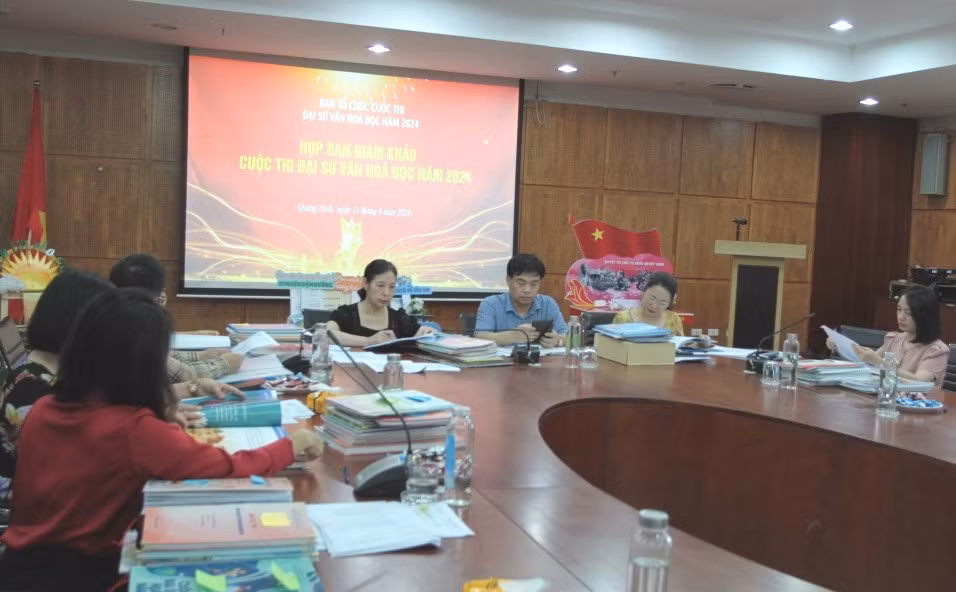 Ban Giám khảo Cuộc thi bắt đầu làm việc.