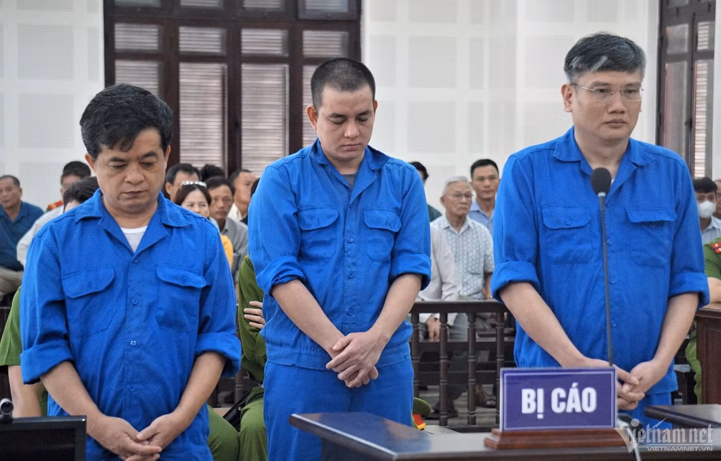 Các bị cáo Tấn, Quang, Vũ (từ trái sang) tại phiên tòa