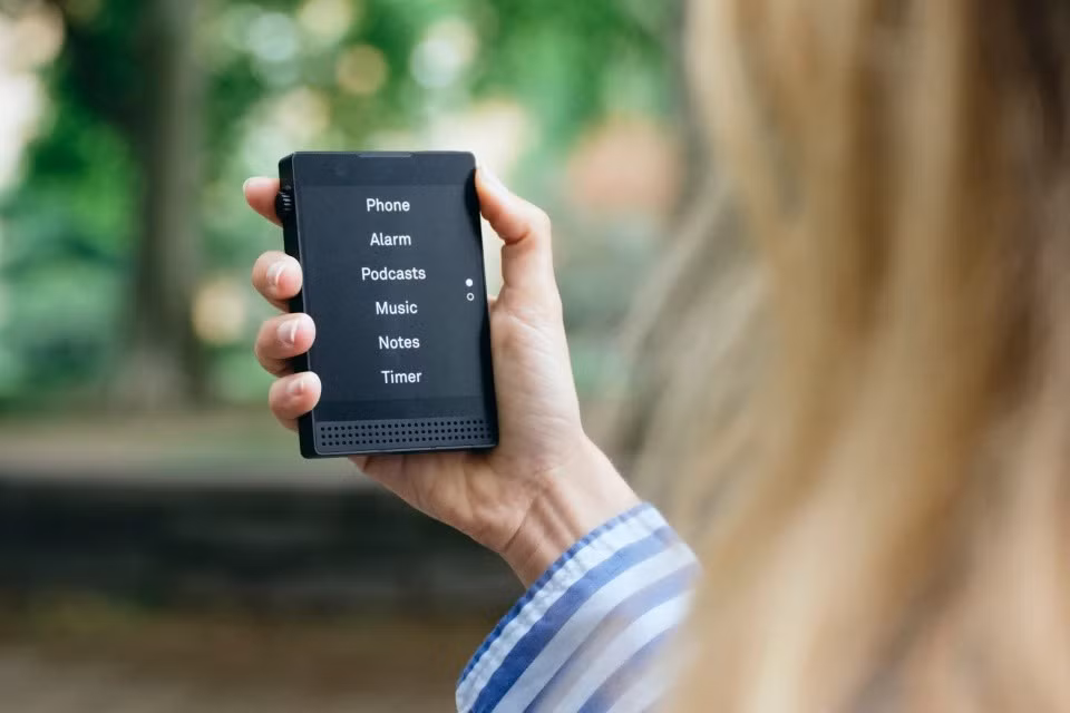 Sau 5 năm, Light Phone II mới có bản kế nhiệm mang tên Light Phone III. Với tính năng và giao diện đơn giản, thiết bị hỗ trợ những người muốn cai nghiện, hoặc chỉ tạm tránh khỏi smartphone.