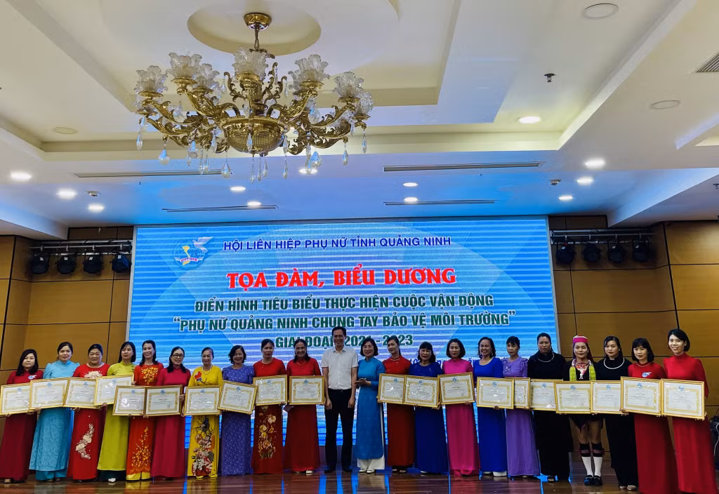 Các cá nhân có thành tích xuất sắc trong thực hiện Cuộc vận động “Phụ nữ Quảng Ninh chung tay bảo vệ môi trường” giai đoạn 2021-2023 đã được nhận Bằng khen của Hội LHPN tỉnh.