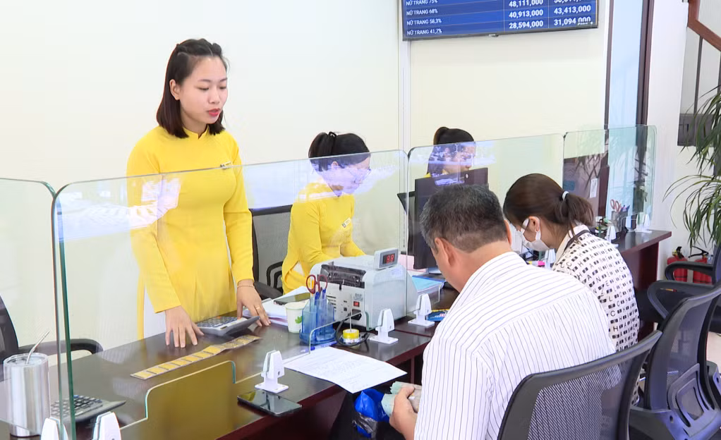 Người dân mua vàng tại Trung tâm Vàng bạc Đá Quý SJC Quảng Ninh.