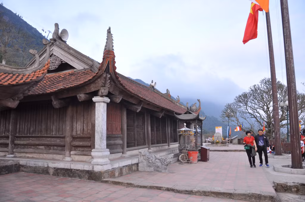 Chùa Hoa Yên nằm trong cụm chùa tháp Long Động - Hoa Yên, được xây dựng trên núi, ở độ cao khoảng 500m so với mực nước biển.