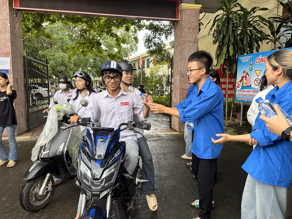 Lực lượng thanh niên tình nguyện tại điểm thi trên địa bàn huyện Tiên Yên tiếp sức cho các sĩ tử sau khi hoàn thành môn thi thứ 2 của kỳ thi.
