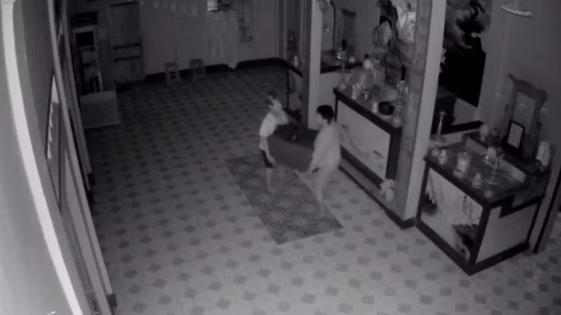 Camera ghi lại cảnh các đối tượng đột nhập vào chùa trộm cắp.