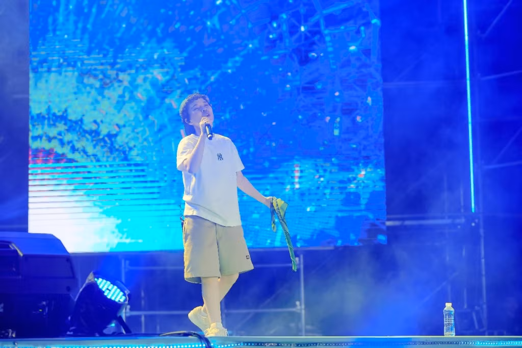 Ca sĩ Tiên Tiên mang đến những bản hit như “Say You Do”, “My Everything” ... đưa khán giả chìm đắm vào những giai điệu tình ca ngọt ngào.