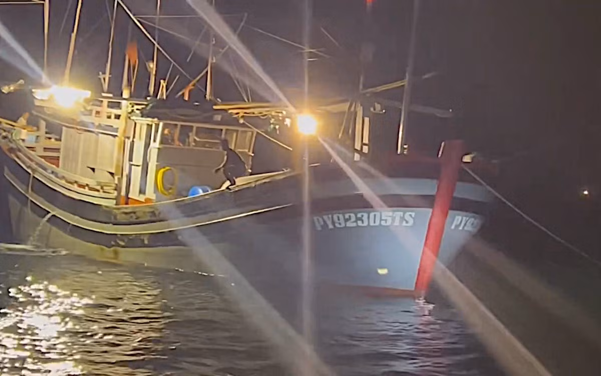 Tàu cá được hướng dẫn cập vào đảo Phú Quý nhanh nhất để cấp cứu thuyền viên bị nạn. Ảnh: Biên phòng