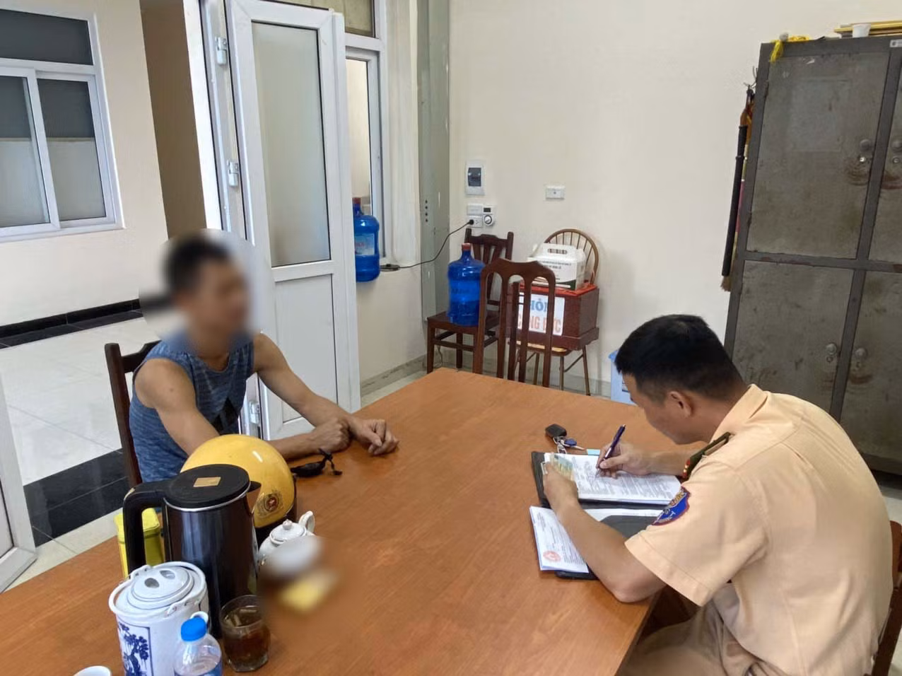 Anh N.N.T làm việc với cơ quan công an. Ảnh: Công an cung cấp