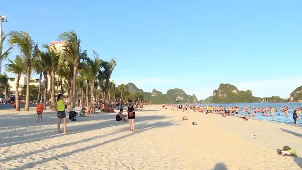 Bãi tắm Hòn Gai được đầu tư cơ sở hạ tầng tốt, bố trí lực lượng cứu hộ cứu nạn.