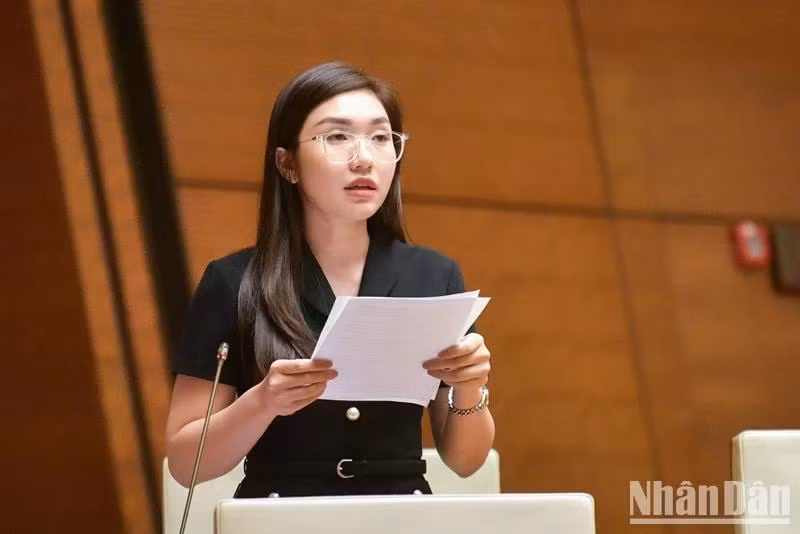 Đại biểu Quàng Thị Nguyệt - Đoàn đại biểu Quốc hội tỉnh Điện Biên phát biểu. (Ảnh: ĐĂNG KHOA)