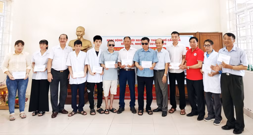 Lãnh đạo Hội Bảo trợ NKT-TMC tỉnh và Hiệp hội Doanh nghiệp TP Cẩm Phả trao hỗ trợ 