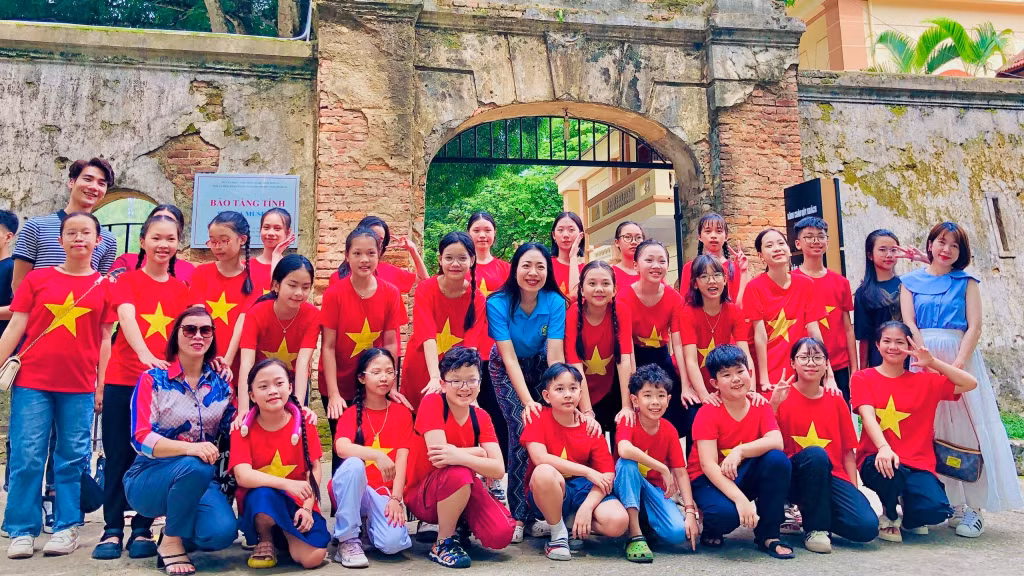 Đoàn Quảng Ninh tham gia hoạt động tham quan, tìm hiểu lịch sử trong khuôn khổ Liên hoan.