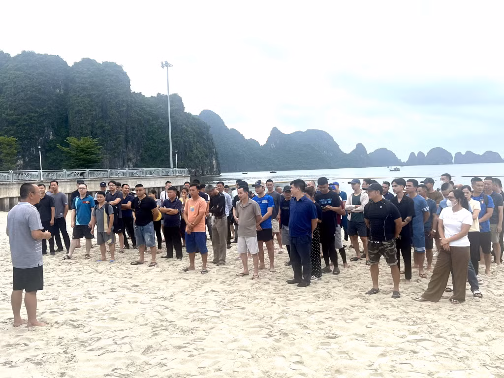 Quang cảnh lớp tập huấn tại Bãi biển cột 8 phường Hồng Hà.