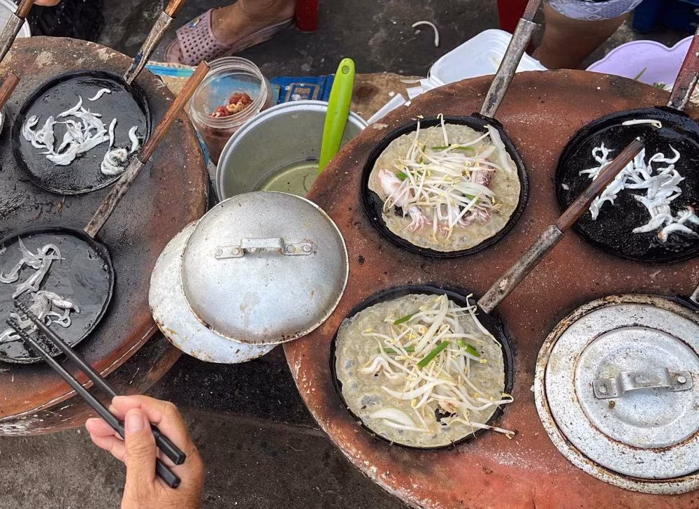 Bánh xèo trên đảo Nhơn Châu với nguyên liệu tùy từng mùa biển. Ngoài nguyên liệu là bột nước, rau giá thì người dân có thể cho thêm mực, cá cơm, cá de hay tôm… Giá bánh xèo cũng khá rẻ, chỉ chừng 3-10 ngàn đồng/cái.