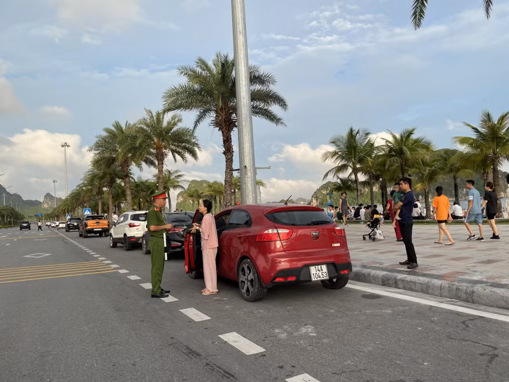 Lực lượng chức năng tuần tra, nhắc nhở, xử lý các phương tiện đỗ xe sai quy định trên đường Trần Quốc Nghiễn.