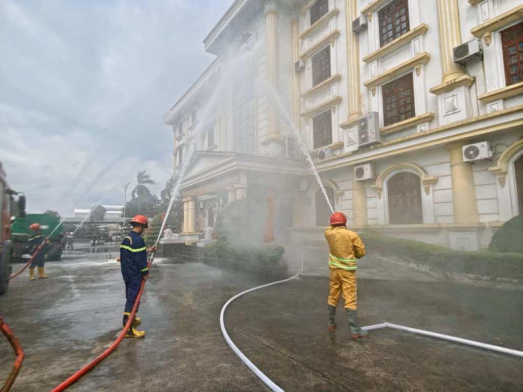 Đám cháy giả định đã được khống chế, dập tắt, người và tài sản được di chuyển, đảm bảo an toàn.