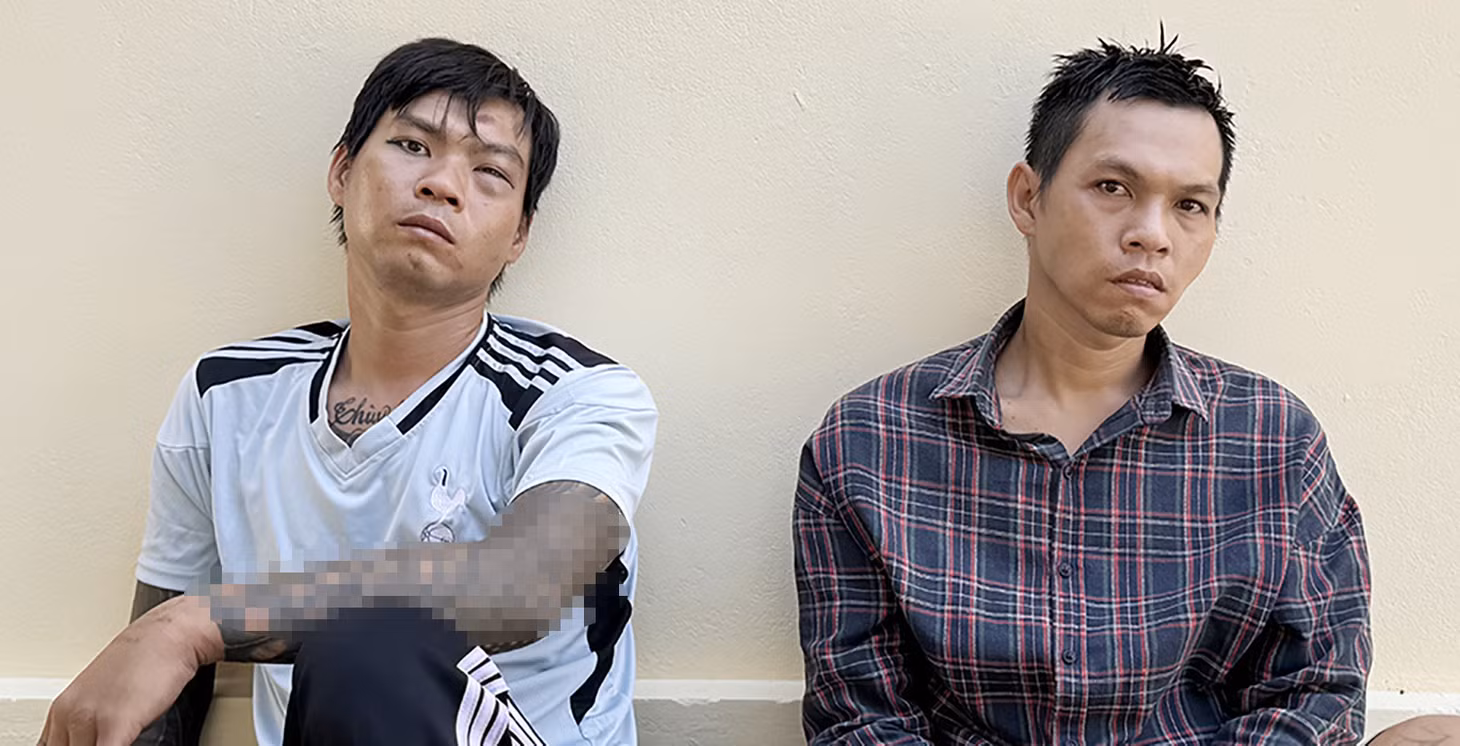 2 anh em ruột Sang và Oai (áo kẻ sọc) tại cơ quan công an. Ảnh: Tiến Tầm