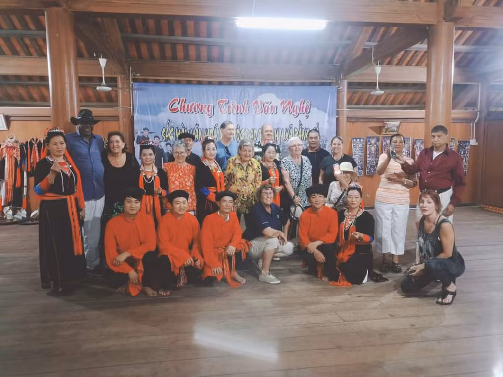 Đoàn khách nước ngoài đến tham quan, trải nghiệm và chụp ảnh lưu niệm với các nghệ nhân tại Khu bảo tồn văn hoá Dao Thanh Y (xã Bằng Cả, TP Hạ Long), tháng 4/2024. Ảnh trên trang Tin tức Bằng Cả.
