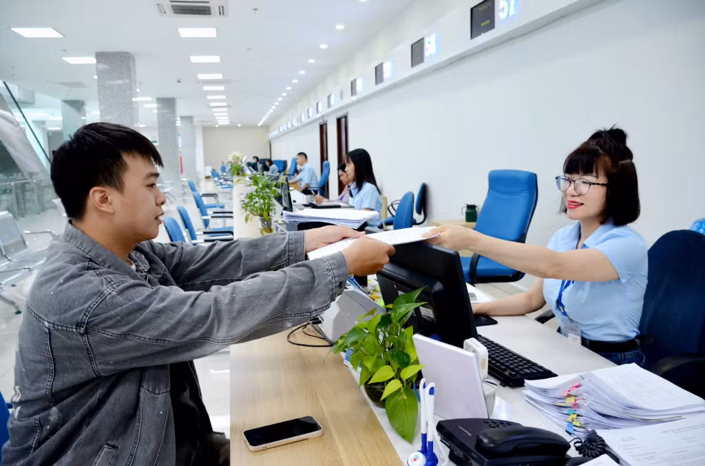 Cán bộ Sở Tư pháp tiếp nhận hồ sơ đề nghị cấp phiếu lý lịch tư pháp của công dân tại Trung tâm Phục vụ hành chính công tỉnh. Ảnh: Thanh Hoa