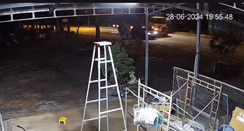 Camera nhà dân ghi nhận hình ảnh chiếc xe tải vượt một chiếc ô tô con đi cùng chiều nên đã lấn sang đường ngược chiều gây ra vụ tai nạn.
