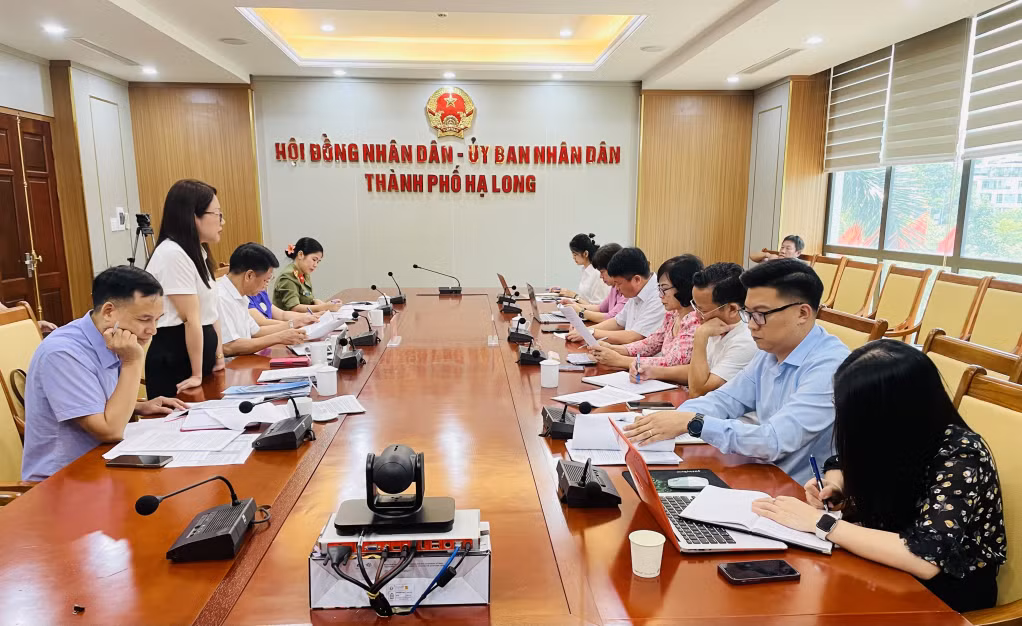 Quang cảnh buổi làm việc.