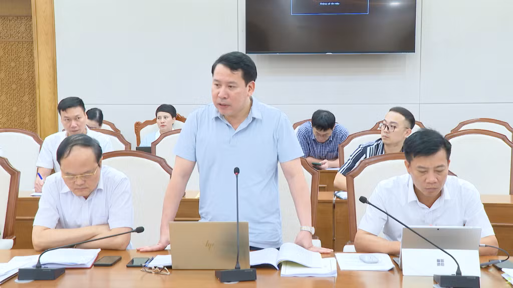 Giám đốc Sở Tài nguyên & Môi trường báo cáo tại cuộc họp