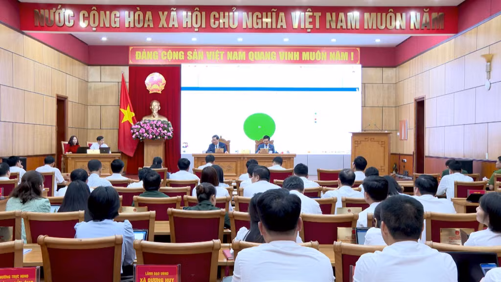 100% đại biểu HĐND TP Cẩm Phả thống nhất thông qua Nghị quyết về việc đề nghị tán thành chủ trương sắp xếp đơn vị hành chính cấp xã TP Cẩm Phả giai đoạn 2023-2025. (Ảnh: Trung tâm TT&amp;VH Cẩm Phả)
