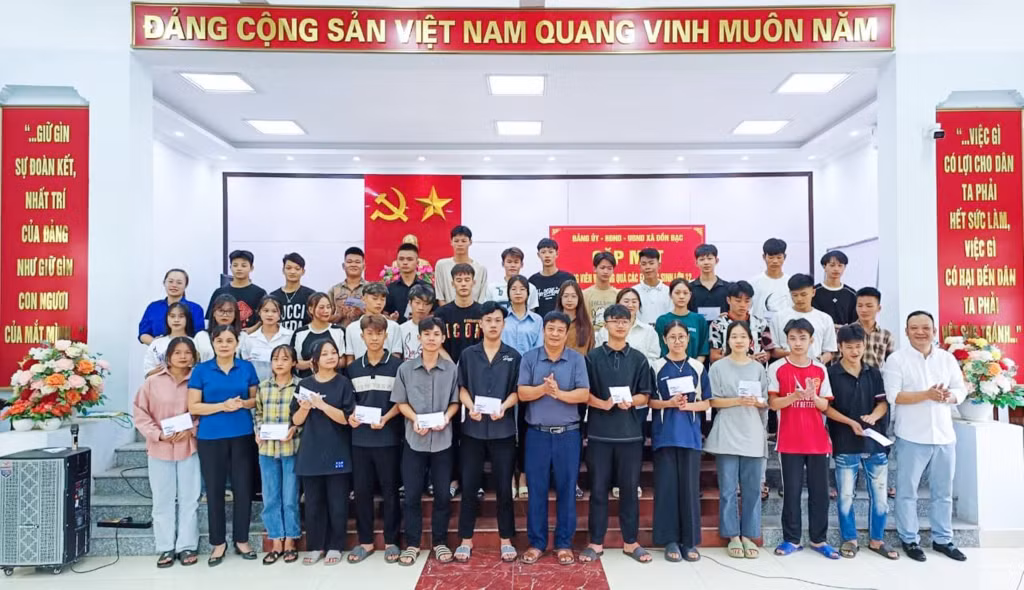 Xã Đồn Đạc - một xã vùng cao có nhiều học sinh có hoàn cảnh khó khăn của huyện Ba Chẽ tổ chức gặp mặt, động viên và tặng quà học sinh lớp 12 tham gia Kỳ thi tốt nghiệp THPT năm 2024.